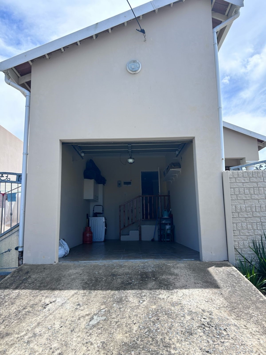 3 Bedroom Property for Sale in Cove Rock Eastern Cape